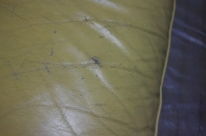 【品川店】長年ご使用しているソファー、傷・ひび割れなどは軽度な内にメンテナンス修理をお勧めします。