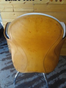 デパドヴァ　インチーザ椅子張替え・革のシミ修理
