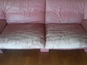 乾燥して表面が色褪せてしまったソファーの修理事例