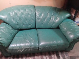 千葉市緑区よりニコレッティ2人掛けソファーを再生修理いたしました。