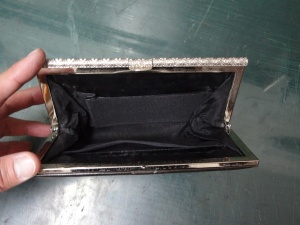 大切なバッグを久しぶりに出してみると・・・！バッグ・財布の内袋交換・修理は革研究所「福岡西店」にお任せください！