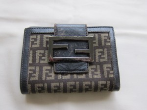 【FENDI】フェンディの財布　スレ傷・色あせを染め直し補修。福岡市早良区より。