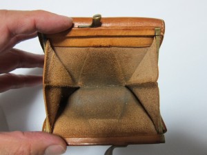 【イルビゾンテ】財布の小銭入れの中をクリーニングでキレイに！