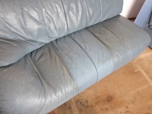 革ソファの汚れはクリーニングできます。