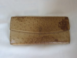 オーストリッチ　財布のシミをキレイに補修。