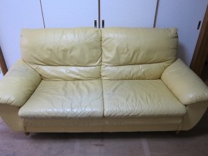 福岡市西区より３人掛けソファーの修理・染め直しのご依頼。