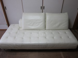 IDC 大塚家具の白いソファーのほつれ縫製と染め直し。
