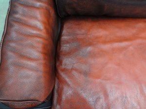 風合いのあるソファーを、染直し+修理は、革研究所福岡店です。