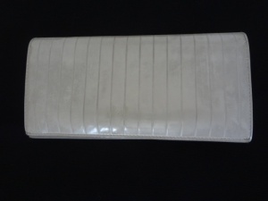【Dior】　ディオールの白い財布をクリーニング、修理ブログNO.０６３