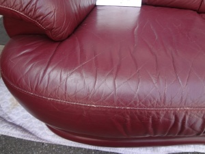 ワインレットのソファーを、染直し修理は福岡革研究所博多店です。