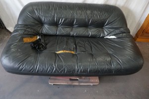 ソファーの座面破れを、部分的に革を張替してお安く修理しました。