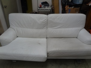 黒ずみで傷んだ白いソファーを、クリーニング+補色リペアは、革研究所博多店へ！
