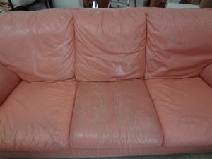 福岡市南区から、ご自宅のソファーをクリーニグとキズ補修のご依頼です。