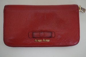 【福岡博多店】長崎県佐世保市からご依頼。ミュウミュウの赤い財布を、染め直しリペアで綺麗にしました。