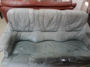 部分張替えで、ソファーの破れを補修して染め直しリペアは、/　革研究所福岡博多店へ！！