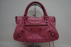 バレンシアガ/BALENCIAGA　バッグの色を変える　ピンクからダークグレイにする事例です。