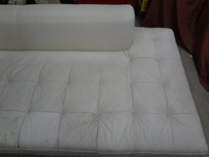 白色の本革ソファー、解体修理+ウレタン補充+染直しリペア施工。/　福岡市博多区からのご依頼です。
