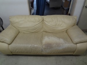 アイボリー系の本革ソファーのスリキズを、張り替えずに修理修復　/　革研福岡博多店施工。