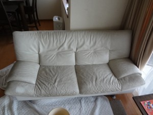 福岡市中央区薬院のマンションの白いソファーを出張クリーニングです。