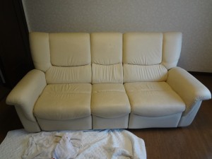 北九州市のＳ様宅、リホームの為、リビングの白いソファーもついでにクリーニングで綺麗！！