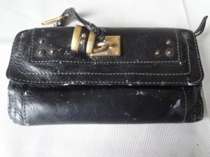 街の修理屋さん修理ブログNO.００３　Chloe黒のカギ付き財布を修理は、博多店です。