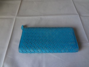 修理ブログNO.０１９　【BOTTEGA VENETA】　ボッテガ青の財布を染直し+リペアです。