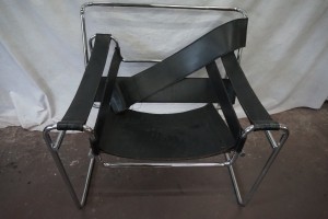 【Wassily Chair】ワシリ―チェアの革張替修理をおこないました。