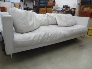 白いソファーをクリーニング＋補色＋修理は、革製品専門店の革研究所福岡博多店です。
