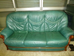 福岡市博多区～グリーンのソファーのスレキズを修理＆染直し修理です。