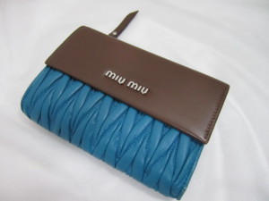 MIU MIUミュウミュウの二つ折り財布の修理～カド折り曲げの擦れキズ補修・コーティング