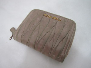 【MIU MIU】ミュウミュウの財布　小銭入れを補色（染め直し塗装）する修理事例