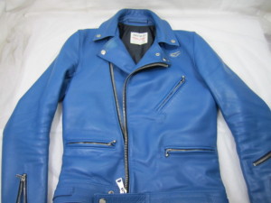 【lewis leathers】ルイスレザーのダブルライダースジャケット　綺麗な青色が黒ずみを部分補色でカバー！