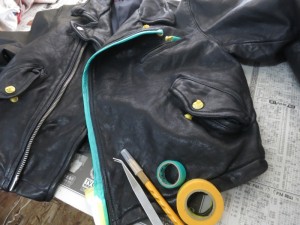 革ジャン・ジャケットの色落ち・剥げは染め直し作業で修理します！