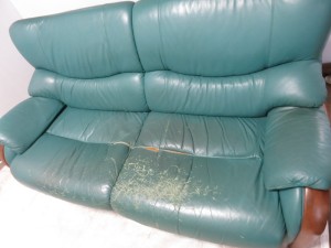 【マルニ木工】製のソファ、座面を部分張替えをする準備で分解作業