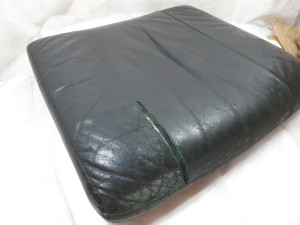 ソファの座面を本革から合皮レザー素材へ部分張替え、シンコール社のオールマイティを使用しています