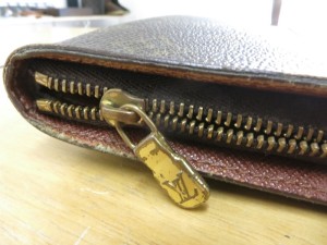 ルイヴィトンのファスナー財布の修理、故障で閉じなくなったファスナーは、部品交換することで直ります！