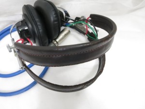 業者様よりのご依頼で、聴覚モニターのヘッドフォンの頭部ベルト部分を交換・作成
