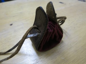 《巾着袋タイプの小銭入れ》革紐がちぎれたので、新しく革紐を作成！
