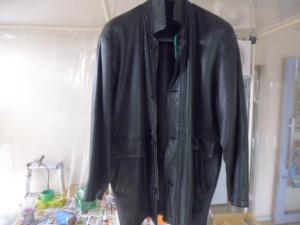 大阪に革製品の修理屋さん 革コートの色あせ染め直し