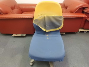 事務用椅子　張替修理（布➡布）／鹿児島県内某企業様より布破れ＆布劣化による張替修理のご依頼です。