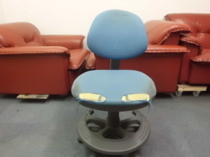 事務用椅子（布）張替修理／鹿児島市内某企業様より布地破れによる張替修理のご依頼です。