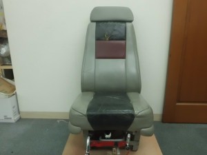 セスナ機椅子オーダーメードシートカバー製作（布製）／九州某航空機事業所様よりセスナ機運転席＆助手席のシートオーダーメード布カバー製作のご依頼です。鹿児島中央店