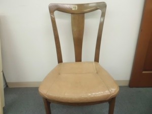 ダイニング椅子（革）張替修理／鹿児島市より座面革劣化＆破れによる張替修理のご依頼です。