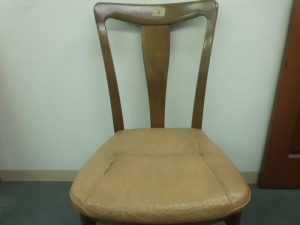 ダイニング椅子　張替修理（革➡革）／鹿児島市よりダイニング椅子座面破れ症状による張替修理のご依頼です。