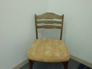 ダイニング椅子　張替修理／鹿児島市内の某クリニックさまより【布➡革】座面の張替修理の御依頼です。