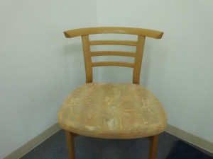 待合椅子（チェア）張替【布➡革へ】修理／鹿児島市内某クリニック様より椅子布張り座面の【布➡革へ】張替修理の御依頼です。
