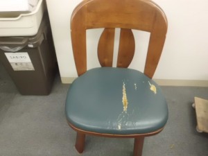 ダイニング椅子　張替修理（合皮）／鹿児島市より座面破れ＆ヘタリによる張替修理のご依頼です。