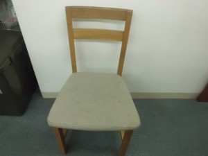 ダイニング椅子　張替（布➡合皮）修理／鹿児島市より布座面破れによる張替修理のご依頼です。