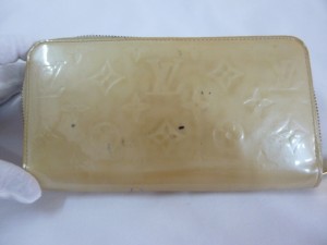 ルイヴィトン/ヴェルニのエナメル財布のペン跡&変色&黄ばみ修理の御依頼が鹿児島県志布志市よりございました。
