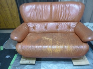 カリモク製ソファー（2人掛け）ペットキズによる座面張替&肘置きキズスレ修理の御依頼が鹿児島市甲突町よりございました。